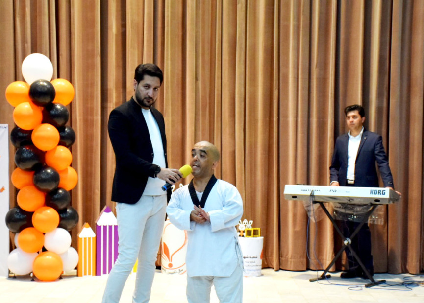 من و علی کوچولو و آقا مجتبی - پی نوشت: با علی کوچولو یک آیتم طنز خیلی خفن داریم که دل و روده برا کسی جا نمیذاره و مجتبی جان هم نوازندگی کار رو انجام میده